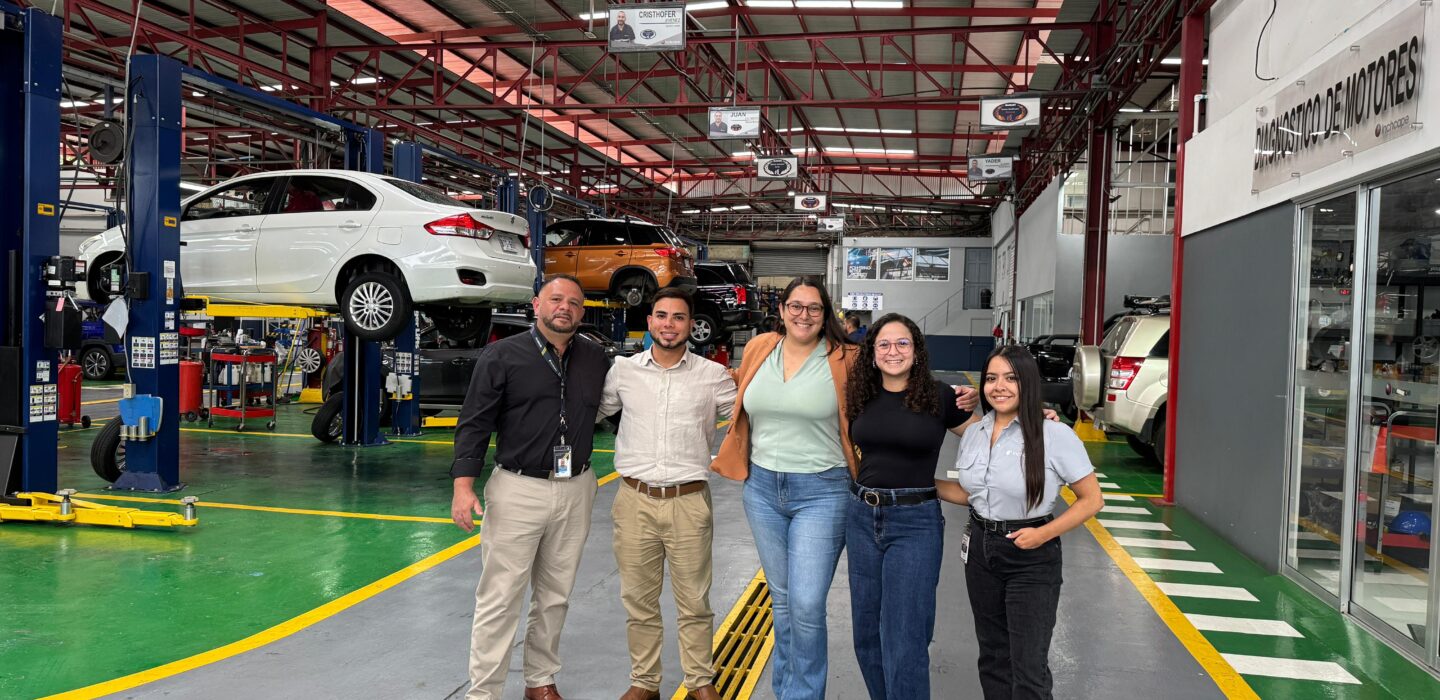 Nuestro equipo de Costa Rica recibió el reconocimiento “Bandera Azul Ecológica”