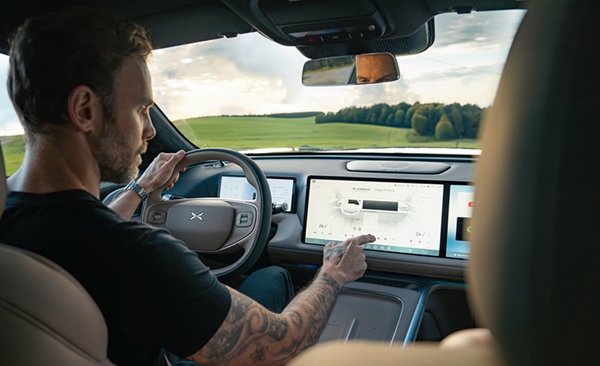 Xpeng llega a Colombia de la mano de Inchcape con la tecnología más avanzada del sector automotor