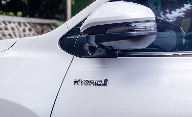 ¿Cómo funciona y cuáles son los beneficios de un vehículo híbrido convencional (HEV)?